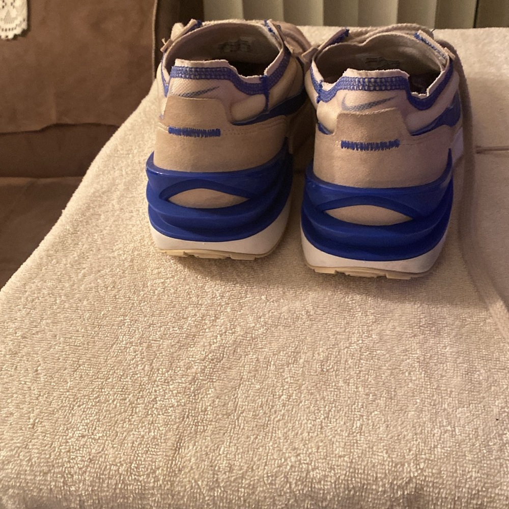 Nike Blue and White Athletic Shoes Sleek Design - Picture 2 of 4